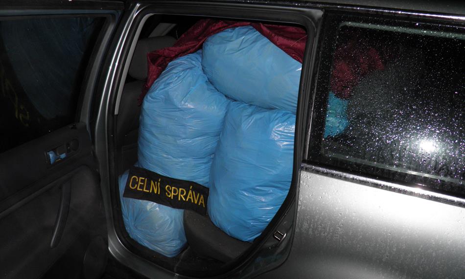 2013-2-18-1524tabákové výrobky_Most (5).JPG